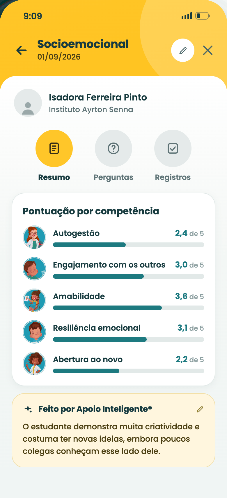 Celular mostrando a pontuação por competência socioemocional na plataforma Vínculoo®, com cinco competências avaliadas e uma observação escrita pelo Apoio Inteligente®